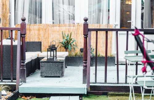 Coldharbour Casa | RelaxHaus! 3BR Garden Retreat with 2 Saunas, Hot Tub and Cinema