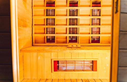 Coldharbour Casa | RelaxHaus! 3BR Garden Retreat with 2 Saunas, Hot Tub and Cinema