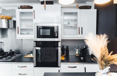 Coldharbour Casa | RelaxHaus! 3BR Garden Retreat with 2 Saunas, Hot Tub and Cinema