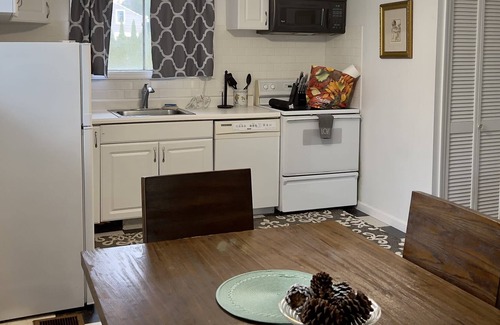 Copake Casa | Relaxing 2BR Lakehouse by CozySuites