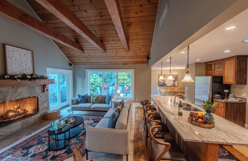 Ann Arbor Casa | Relaxing Ann Arbor Stay — Sleeps 9, Hot Tub, Deck, and Gourmet Kitchen