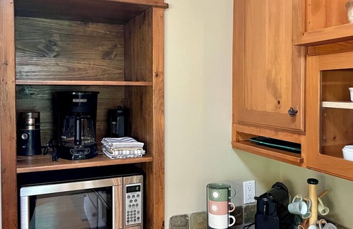 Ann Arbor Casa | Relaxing Ann Arbor Stay — Sleeps 9, Hot Tub, Deck, and Gourmet Kitchen