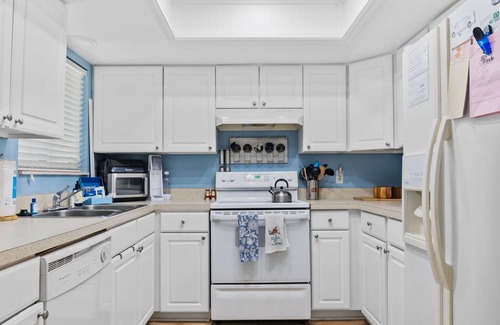 New Smyrna Beach Villa | Relaxing Beach Villa | Walk to Ocean + 3 Pools, Tennis & Trails