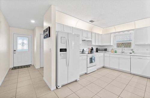 Indialantic Casa | Relaxing Cottage - HEATED POOL - Walk to the Beach - Dog Friendly