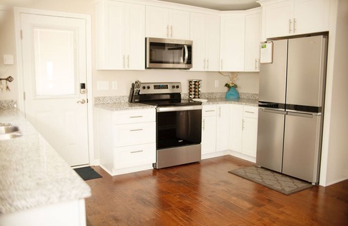 Murfreesboro Casa | Relaxing Country Home, Huge Fenced Yard, Backyard Gazebo Bar w/ TV & Griddle .