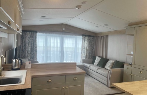 Efailnewydd Cabina | Relaxing Family Lodge Retreat Well-Equipped Kitchen & Enclosed Outdoor Deck