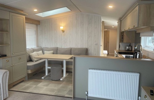 Efailnewydd Cabina | Relaxing Family Lodge Retreat Well-Equipped Kitchen & Enclosed Outdoor Deck