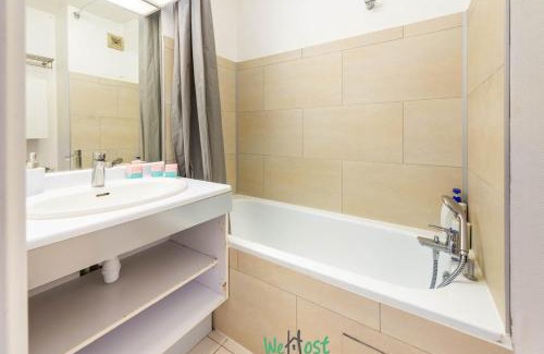 Guyancourt Apartamento | Relaxing getaway 30 minutes from Paris for 4 people