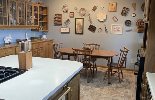 Rutland Cama Y Desayuno | Relaxing Lake House, Private Beach/Yard, Dock, Jetski Lift, Continental Breakfst
