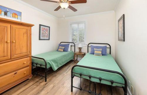Demere Park Casa | Relaxing Lakeview Stay Near Beach w Pool