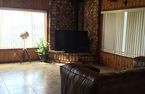 Wofford Heights Casa | Relajante casa con vista al lago: ¡aléjese del ruido y del tráfico de parachoques a parachoques!