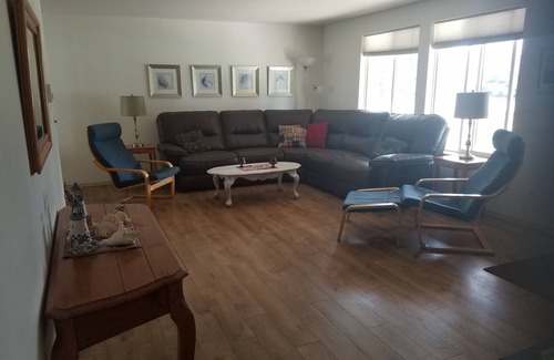 Sunset Beach Casa | Relajante frente al lago, cerca de la playa, para familias, barrio tranquilo.