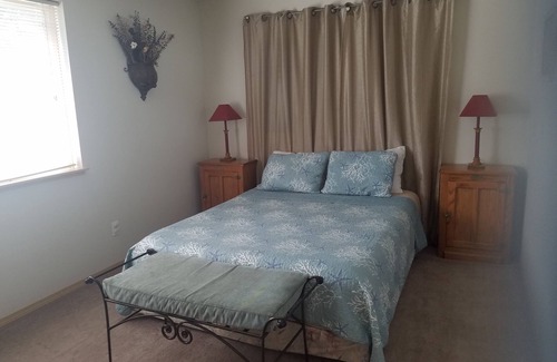 Sunset Beach Casa | Relajante frente al lago, cerca de la playa, para familias, barrio tranquilo.