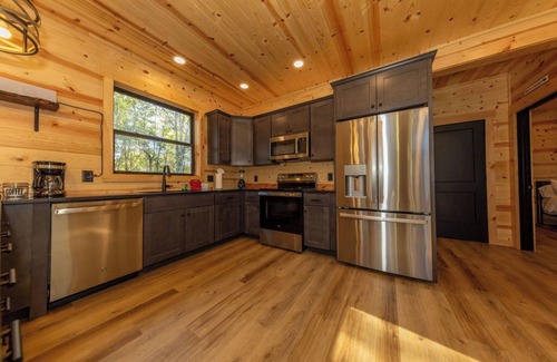 Logan Cabina | Relaxing luxury lodge, 4-bedroom retreat with WiFi, AC in Logan