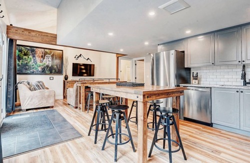 Canmore Villa | NUEVO chalet de montaña familiar de 3 dormitorios + piscina climatizada al aire libre y bañera de hidromasaje