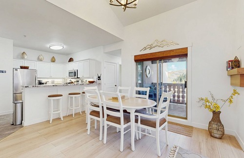 Salt Lake Mountain Resorts Condominio | Relaxing mountain-view condo with shared hot tub, pool & more-walk to ski lifts