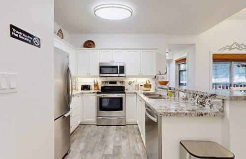 Salt Lake Mountain Resorts Condominio | Relaxing mountain-view condo with shared hot tub, pool & more-walk to ski lifts