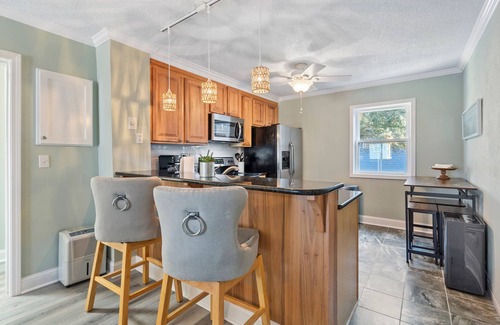 McCutcheon Field Condominio | Relaxing Oceanfront Condo with Private Balcony + Linens Included