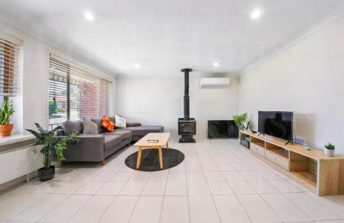 Mount Annan Casa | Relaxing Poolside House Escape3B