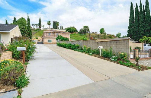 Walnut Casa | Relaxing Private Getaway with Bright Interiors