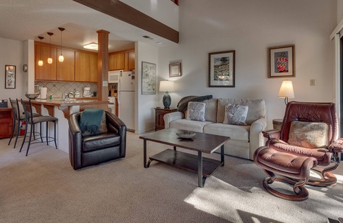 Carnelian Woods Casa | Retiro relajante: 2 dormitorios, 1. 5 BA Townhouse en Carnelian Bay, para 4 personas