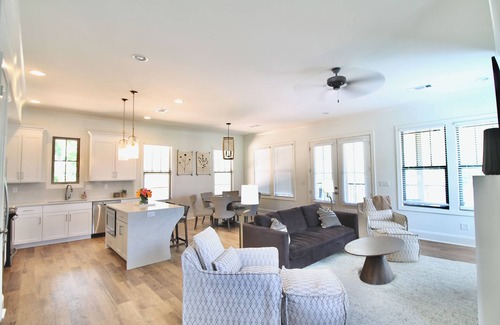 Northport Casa | Relaxing Retreat—Family Fun on Lake Tuscaloosa w/beach volleyball, games & dock!