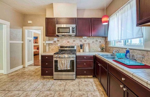 Tower District Casa | 605 N Poplar Ave · 2 King Beds! Fantastic Stylish Bungalow home!❤️??