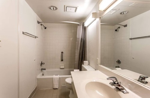 Edgewood Hotel | Relaxing Room Near Ripken Stadium w/ Free Breakfast & On-Site Restaurant