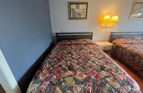 Brownsville Hotel | Relaxing Room w/ Pool Near Children’s Museum & Zoo