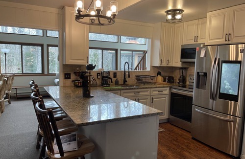 Locust Lake Village Cabina | Relaxing Rustic ranch at Locust Lake! with beautiful views! Close to the Lake!