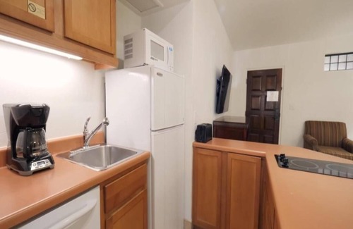 Sedona Complejo | Relaxing Sedona Getaway: Three Rooms w/ Kitchen & Living Area | Free Parking