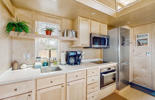 Malletts Bay Casa | Relaxing spa-like tiny house w/ hot tub, sauna, beach access, dog-friendly
