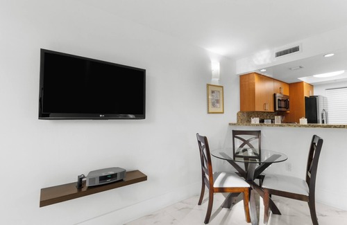 Coconut Grove Hotel | Relaxing Stay! 2 1BR Units w/ Kitchen, Parking! Short Walk to Dinner Key Marina!