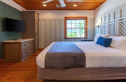 Captiva Hotel | Relaxing Stay! Beach View Cottage w/ Porch | Onsite Outdoor Pools | Free Parking