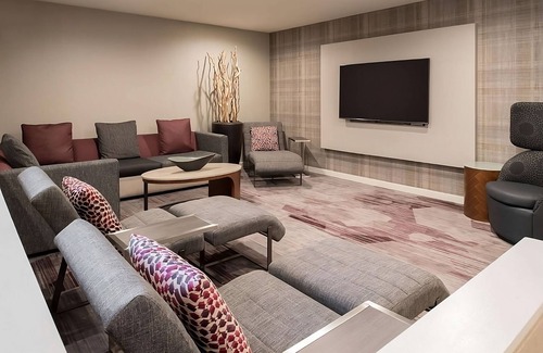 Bridle Trails Complejo | Relaxing Stay Close to Seattle Aquarium! Indoor Pool, Pet-friendly Property!