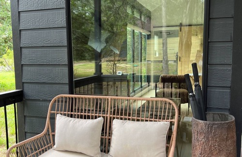 Cedar Creek Cabina | Relaxing stay on a Modern Ranch