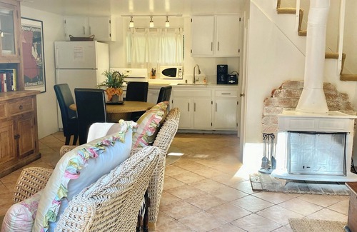 Topanga Casa | Relájese en nuestra casa de huéspedes de montaña con piscina y jacuzzi. cerca de playa y surf