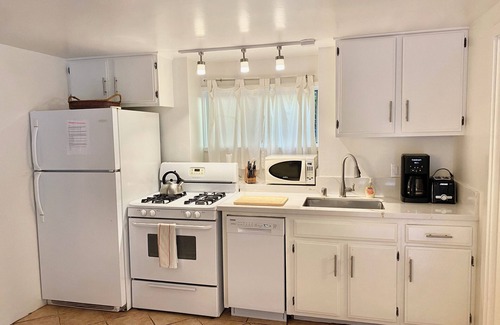 Topanga Casa | Relájese en nuestra casa de huéspedes de montaña con piscina y jacuzzi. cerca de playa y surf