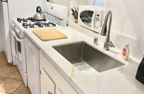 Topanga Casa | Relájese en nuestra casa de huéspedes de montaña con piscina y jacuzzi. cerca de playa y surf