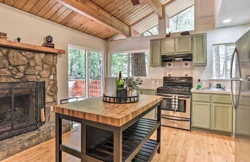 Twin Peaks Casa | Relaxing Twin Peaks Retreat with Deck and Grill!
