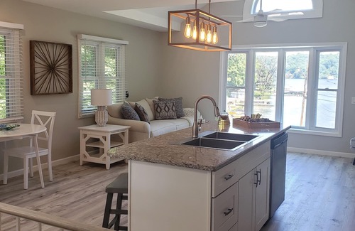 East Irondequoit Casa | Relaxing waterfront cottage on Irondequoit Bay
