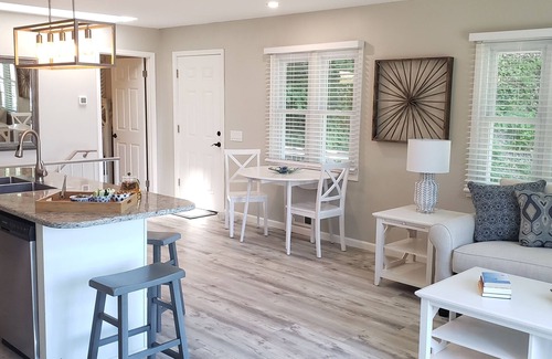 East Irondequoit Casa | Relaxing waterfront cottage on Irondequoit Bay
