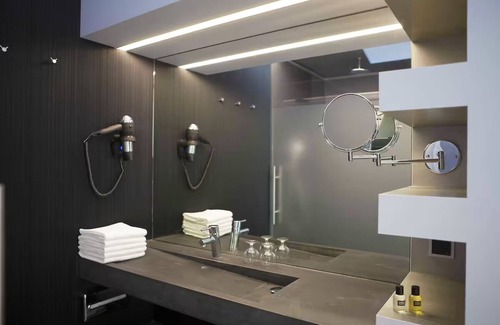 Municipality of Helmond Hotel | Relaxing Wellness Retreat with Swimming Pool, Lounge Area & Spacious Rooms