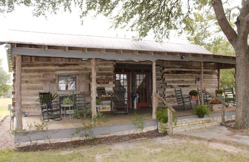 Round Top Cabina | Reviva la historia en esta cabaña de trotamundos Dog Trot de 1850 con comodidades modernas (B)