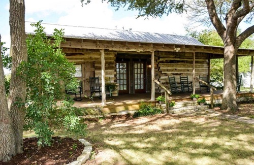Round Top Cabina | Reviva la historia en esta cabaña de trotamundos Dog Trot de 1850 con comodidades modernas (B)