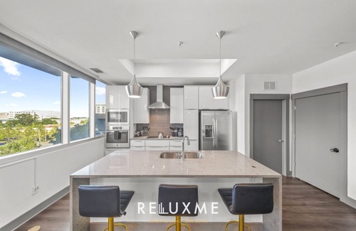 Second Ward Condominio | Reluxme | Uptown 3BR Lux High Rise w/ Skyline🌇