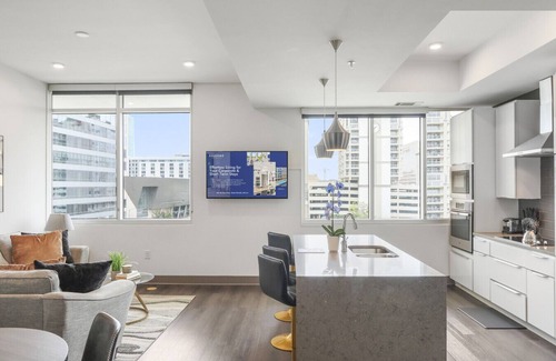 Second Ward Condominio | Reluxme | Uptown 3BR Lux High Rise w/ Skyline🌇