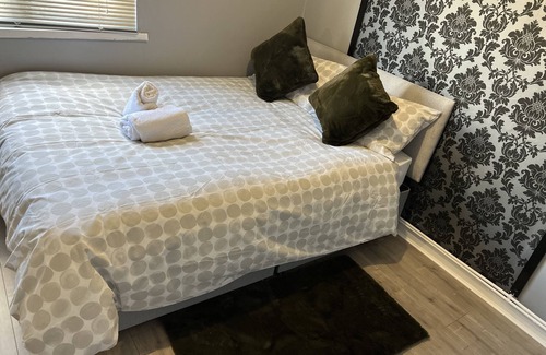 Vange Casa | Remarkable 3-Bed House in Basildon