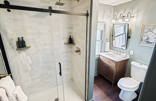 Glen Rock Cama Y Desayuno | Remodeled 1904 Farmhouse turned Bed and Breakfast, a Pond Side Retreat