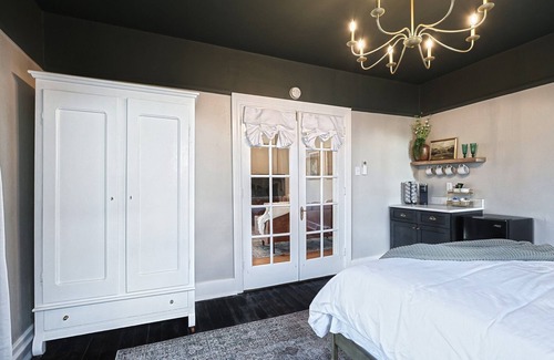 Glen Rock Cama Y Desayuno | Remodeled 1904 Farmhouse turned Bed and Breakfast, a Pond Side Retreat